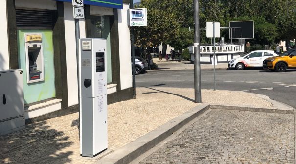 Posto de carregamento para veículos elétricos instalado na Vila de Resende