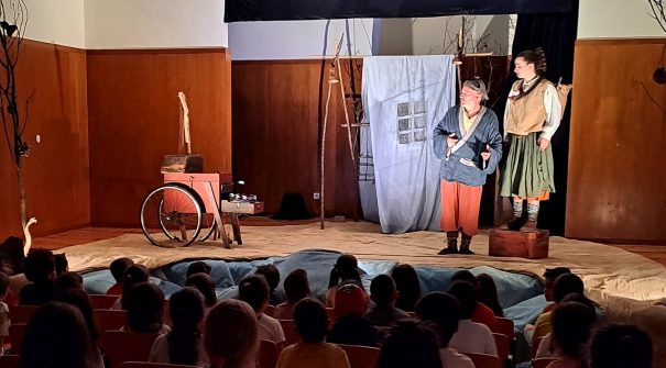 Peça de teatro “11 Cisnes” nos Centros Escolares