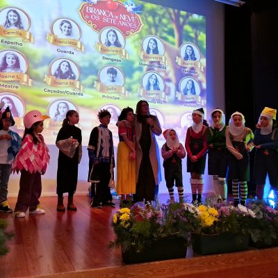 Peça de teatro “Branca de Neve e os Sete Anões” enche Auditório Municipal