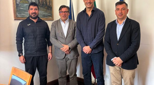 Câmara Municipal recebe ex-atleta Madjer