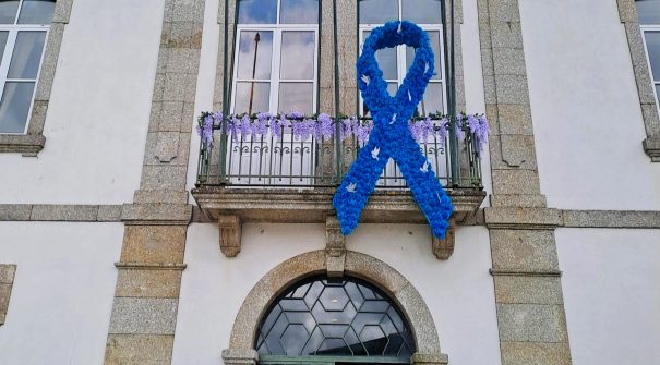 Laço Azul assinala Mês da Prevenção dos Maus Tratos na infância