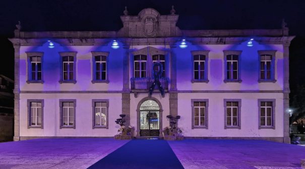 Fachada da Câmara iluminada de azul assinala prevenção dos maus-tratos na infância