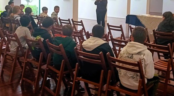 Alunos visitam exposição “Rostos da Democracia” no Museu Municipal